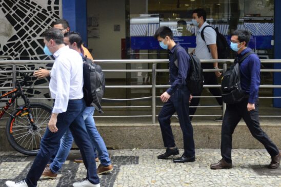Pedestres utilizam máscaras de proteção contra o novo coronavírus