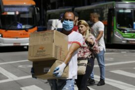 Pessoas usam máscara para se proteger do coronavírus, na região central da Capital, nesta terça-feira