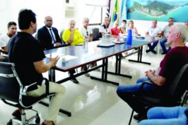 Prefeito Sato reunido com representantes de v&aacute;rias institui&ccedil;&otilde;es
