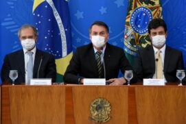 Nesta quarta-feira, o presidente Jair Bolsonaro reuniu ministros, todos usando máscaras, para coletiva
