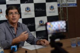 Prefeito da cidade Dr. Cássio Prado durante coletiva de imprensa