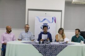 O prefeito de Caraguatatuba, Aguilar Junior (centro); à direta promotora de Justiça Regiane Heil e presidente da Associação Comercial e Empresarial, Lucas Galina, à esquerda secretário de Saúde Amari Toledo e André Leandro, coordenador de Urgência e Emerg