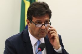 Em recentes reuniões, o Ministério da Saúde apresentou a ideia de instalar até 20 mil novos leitos para os infectados; "Vamos lutar e vamos fazer, máscara também", disse Mandetta