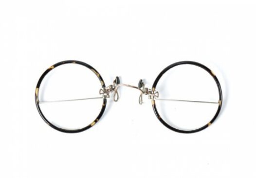 Entre os objetos, há um par de óculos utilizado pelo poeta