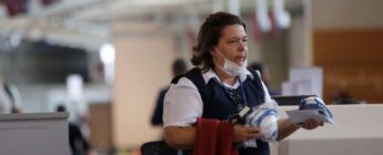 Passageiros e funcionários circulavam vestindo máscaras contra o novo coronavírus (Covid-19) no Aeroporto Internacional Tom Jobim- Rio Galeão