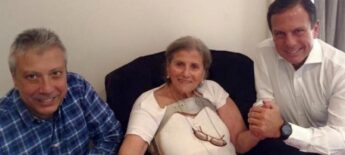 Lila Covas (ao centro) com o filho, Mario Covas Neto (à esquerda) e o governador de São Paulo, João Doria.
