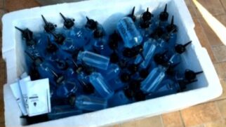 Os policiais encontraram e apreenderam cerca de três mil embalagens e quatro tambores com capacidade de 800 litros contendo o material