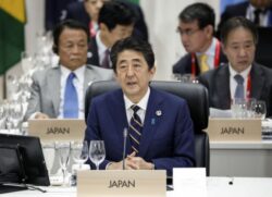 Primeiro ministro japon&ecirc;s Shinzo Abe afirmou que ainda est&aacute; comprometido a organizar os Jogos "completos", sem cancelamento, mas admitindo um adiamento