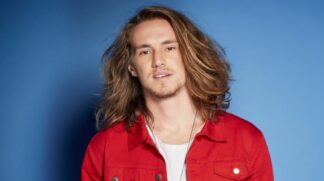"Nasci para ser vários eus e ter minhas várias fases." Vitor Kley sobre carreira e volta ao palco.