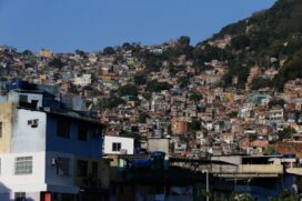 O Instituto Locomotiva estima que 13,6 milhões de pessoas vivam em favelas no Brasil