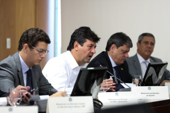 Ministro de Estado da Saúde, Luiz Henrique Mandetta, durante videoconferência com governadores