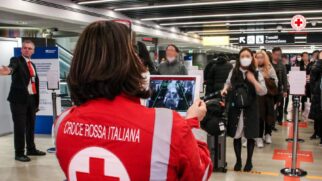 Cruz Vermelha Italiana trabalha nos aeroportos para monitorar passageiros com sintomas