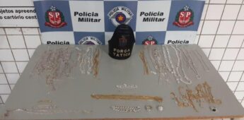 Os policiais apreenderam uma grande quantidade de joias no quarto da mulher