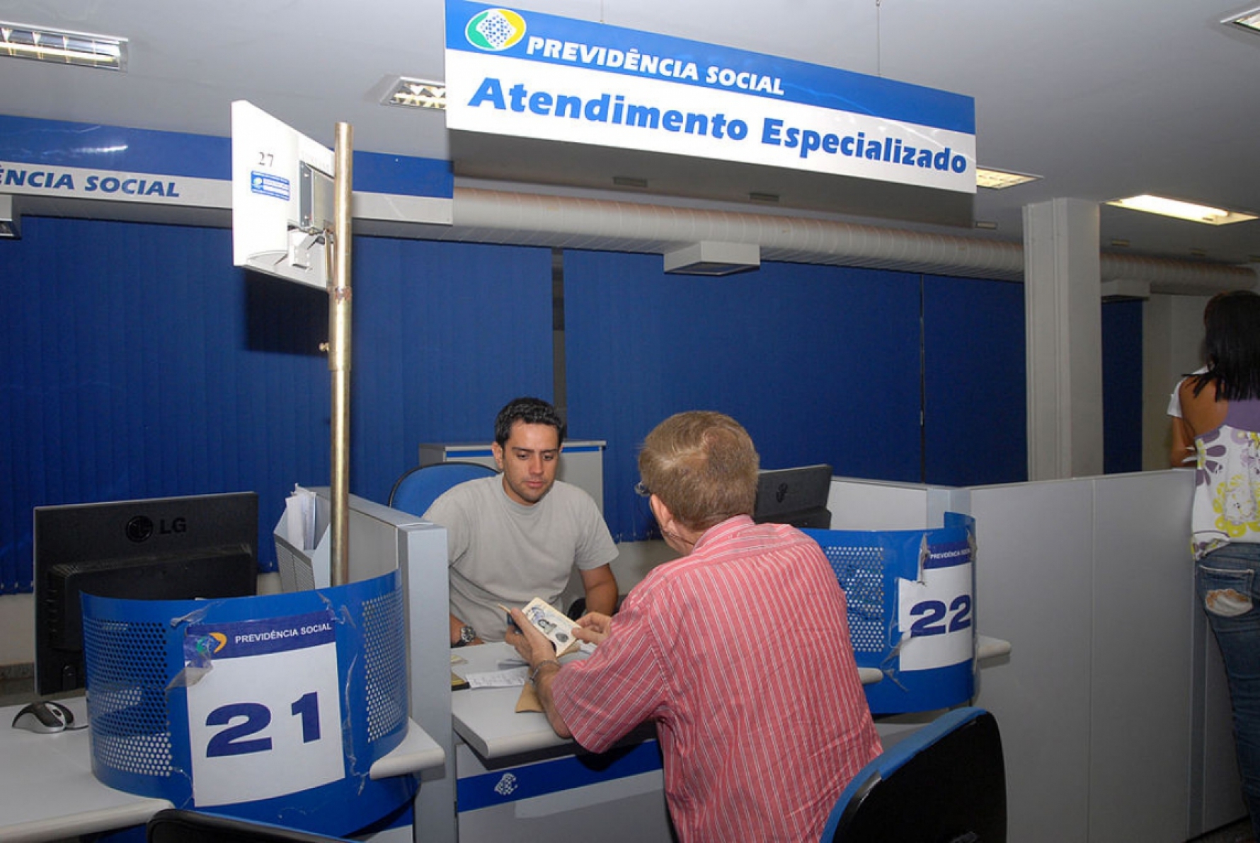 Pedidos de benefícios com mais de 45 dias em atraso no INSS passa de 1 milhão; militares contratados podem ajudar na demanda