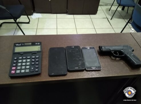 Dupla é presa suspeita de assaltar mercado, posto de gasolina e farmácia em Sorocaba; celulares e uma arma foram apreendidos