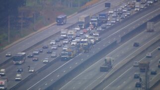 Os automóveis estão sendo desviados para a pista local