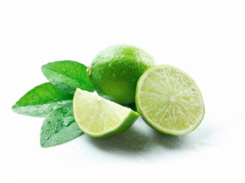 A vitamina C, presente nas frutas cítricas, é um potente antioxidante que diminui o dano celular e mantem a imunidade em alta