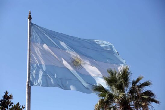 Bandeira da Argentina na Pra&ccedil;a de Maio, em Buenos Aires