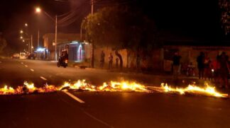 Os moradores bloquearam um trecho da avenida Renê Oliva Strang, no bairro Paulo Gomes Romeo