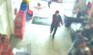 Dois dos suspeitos entraram no estabelecimento usando as máscaras e o terceiro esperou em um carro próximo do supermercado