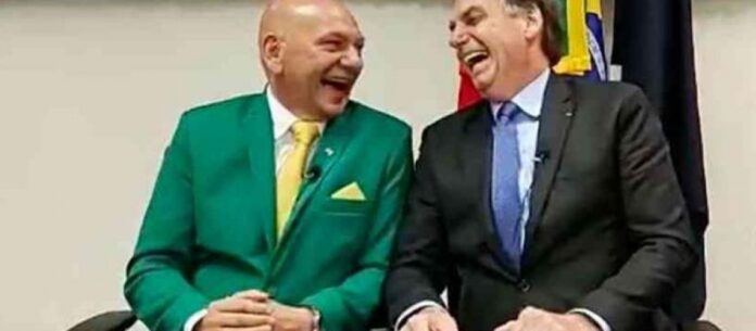 Empresário Luciano Hang, dono das lojas Havan, e Bolsonaro, durante campanha eleitoral de 2022