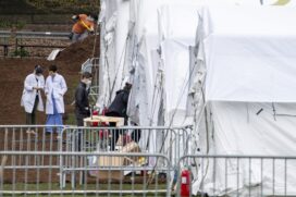 Equipes trabalham na preparação de um hospital de emergência com 68 leitos no Central Park, em Nova York, Estados Unidos