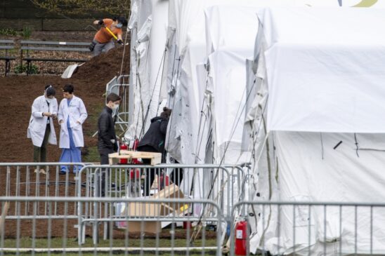 Equipes trabalham na preparação de um hospital de emergência com 68 leitos no Central Park, em Nova York, Estados Unidos
