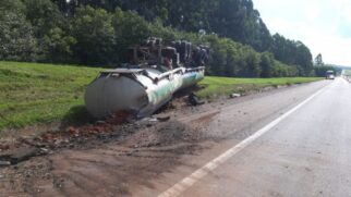 Caminhão-tanque com 45 mil litros de etanol tombou na rodovia Castello Branco, em Porto Feliz