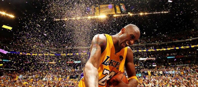 Em janeiro de 2020, Kobe Bryant e mais oito pessoas, incluindo sua filha de 13 anos, Gianna, faleceram em um acidente de helicóptero