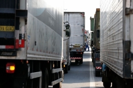 PRC autoriza o governo a criar um vale para caminhoneiros