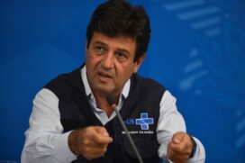 Al&eacute;m do ministro da Sa&uacute;de, Luiz Henrique Mandetta, o m&eacute;dico infectologista Julia Croda e o secret&aacute;rio de Vigil&acirc;ncia em Sa&uacute;de s&atilde;o outros nomes que assinaram o relat&oacute;rio.