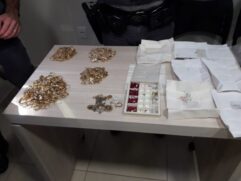 Após uma revista detalhada, a polícia encontrou 1,805 quilo de joias e pedras preciosas