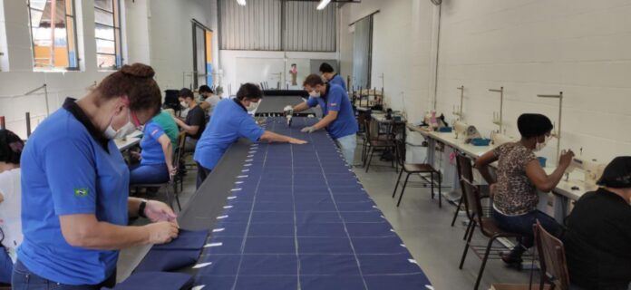 Confecção das máscaras foi iniciada na última semana após uma parceria entre a prefeitura, Senai e outras empresas da cidade