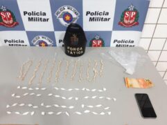 A polícia encontrou 112 pedras de crack, 56 porções de cocaína, um celular e embalagens para armazenamento de drogas.