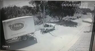 O motorista do caminhão não foi ferido e os assaltantes estavam foragidos até a manhã desta segunda-feira, 6.