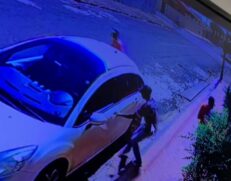 Após encherem o veículo com as máscaras, o trio rendeu a vítima e a voluntária