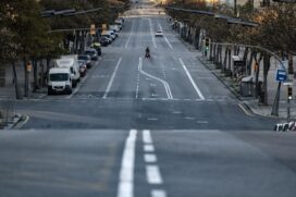 De acordo com a Comissão, a medida só terá efeito se todos os países participarem; na foto, rua em Barcelona é vista vazia