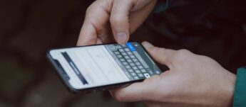 Mulher foi acusada injustamente de estar com celular roubado