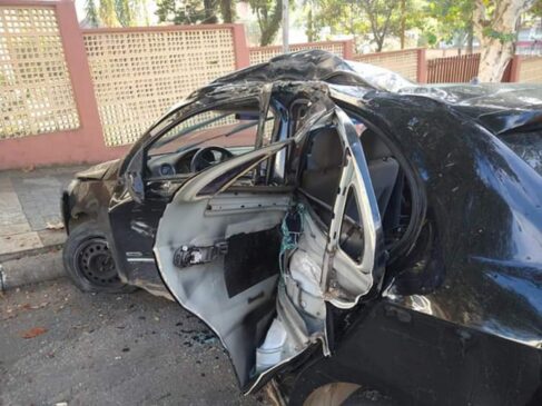 Carro bateu em uma árvore na alameda Alfredo Salvetti, no centro de São Roque; as causas ainda são desconhecidas e investigadas