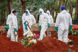 Agentes sepultadores, tamb&eacute;m conhecidos como coveiros, trabalham no cemit&eacute;rio da Vila Formosa, na zona leste da Capital