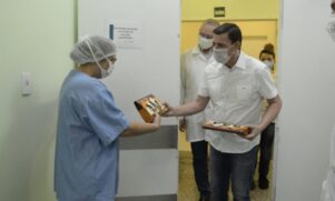 Prefeito de São Bernardo entrega ovos de chocolates para funcionários do Hospital de Clínicas
