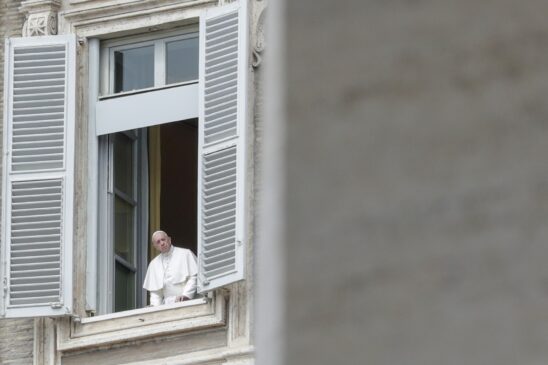 Após a tradicional oração do Angelus, nesta segunda (13), o Papa Francisco alertou sobre violência doméstica durante isolamento
