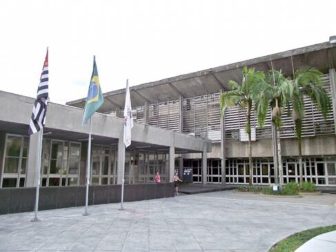 Os profissionais que forem admitidos terão o vencimento base de R$ 3.106,58 em regime de 20 a 40 horas semanais