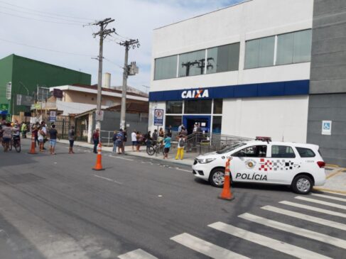 Há duas semanas, pelo menos, longas filas se foram dentro e nos quarteirões em torno do banco