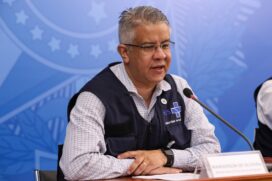 Secretário Wanderson de Oliveira em coletiva; ele pediu demissão do cargo nesta quarta-feira