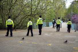 Policiais patrulham o Parque St. James, vazio, durante o confinamento devido ao surto de coronavírus, em Londres