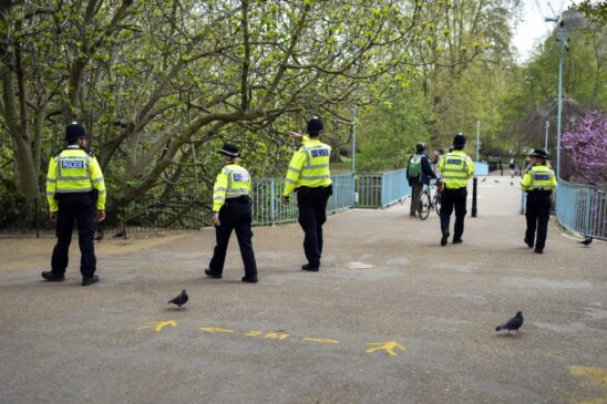 Policiais patrulham o Parque St. James, vazio, durante o confinamento devido ao surto de coronavírus, em Londres