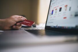 O percentual cobrado sobre a venda online, via WhatsApp ou televendas do lojista varia de shopping para shopping