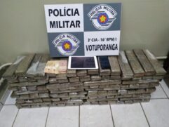 Os policiais apreenderam 126 quilos de maconha, R$ 405 em dinheiro, um celular, tablet e o carro