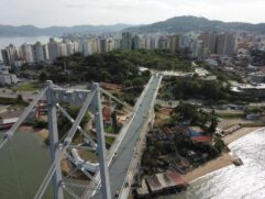 De acordo com um boletim divulgado pelo Governo do Estado no domingo (19), Florianópolis é a cidade do Estado com mais casos de Covid-19, totalizando 232 infectados, sendo 3 mortes